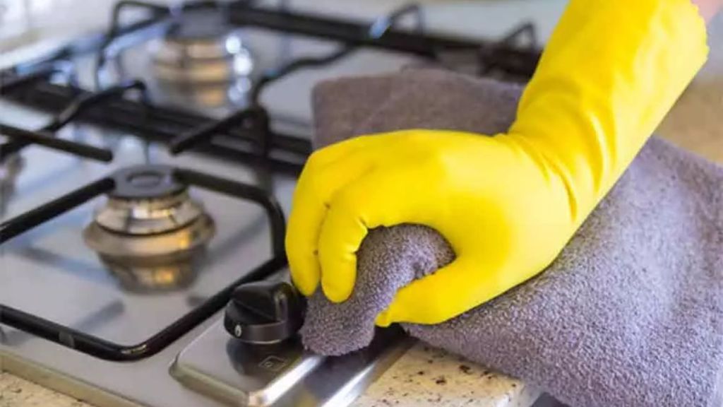 Gas stove cleaning 