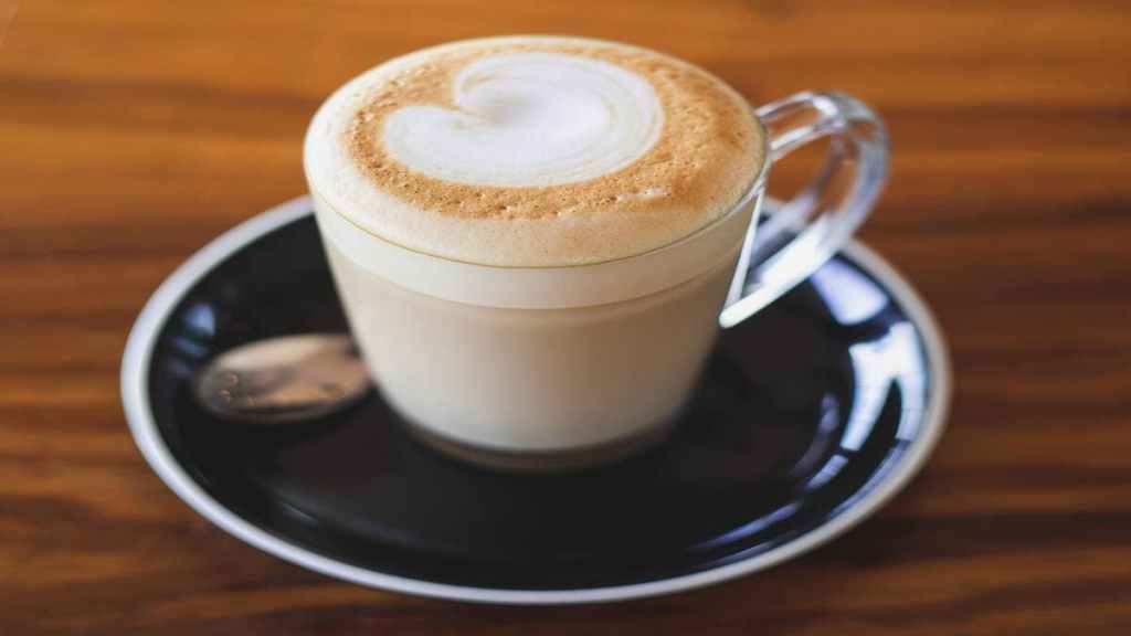 कैफीन युक्त ड्रिंक्स ब्लड प्रेशर को तेजी से बढ़ाती हैं।