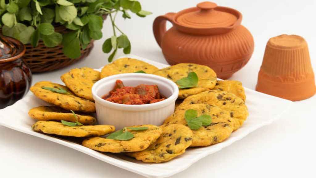 Enjoy these Rajasthani Methi Mathris with green chatni or pickle